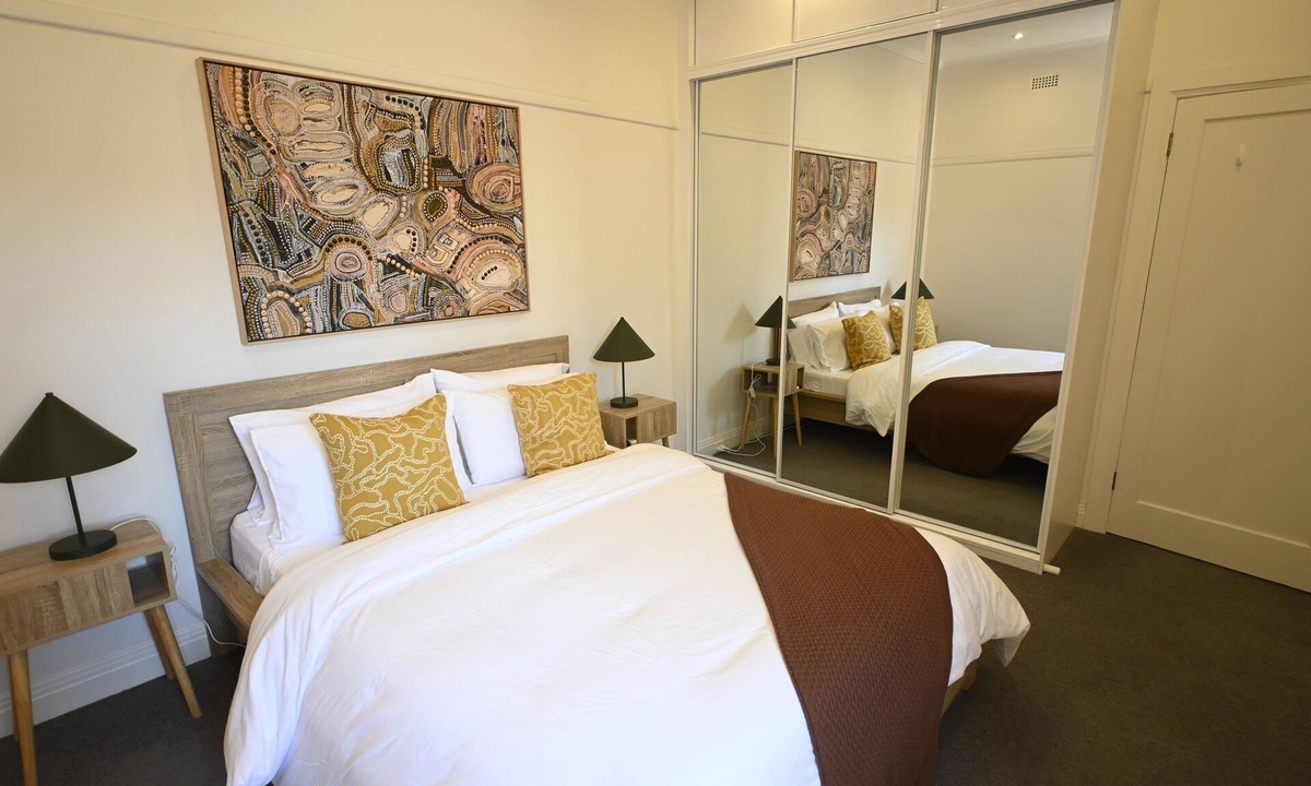 Glen Iris House | 3BR Glen Iris Gem – Sleeps 7, Near Train & Freeway with WiFi and AC