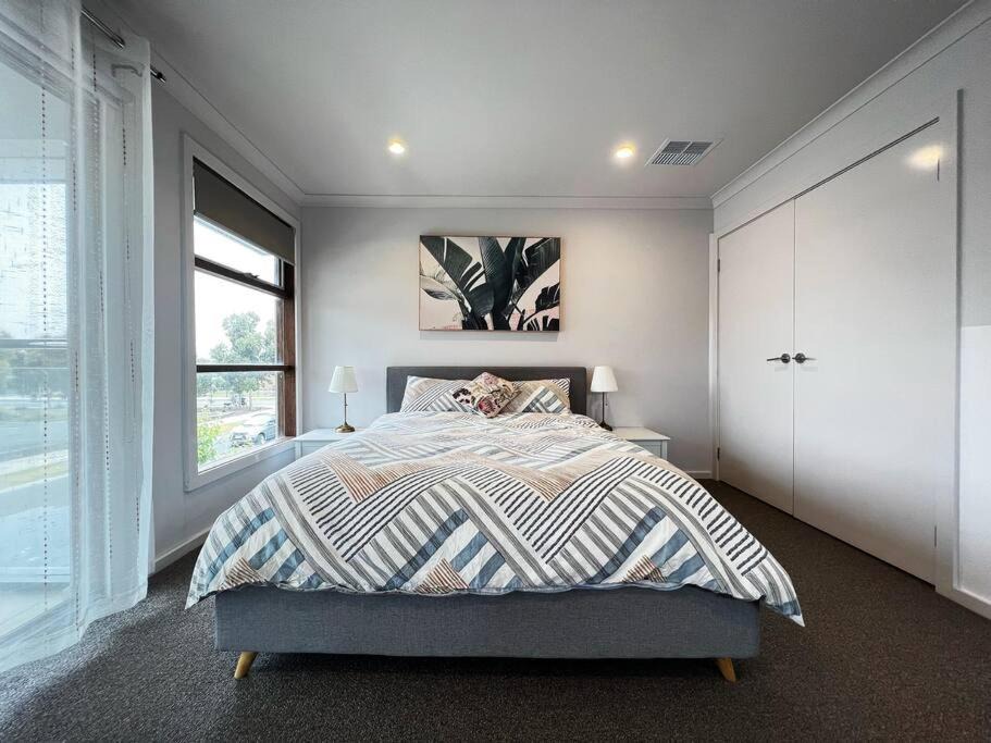 Point Cook Villa | 7 bedrooms double storey Home