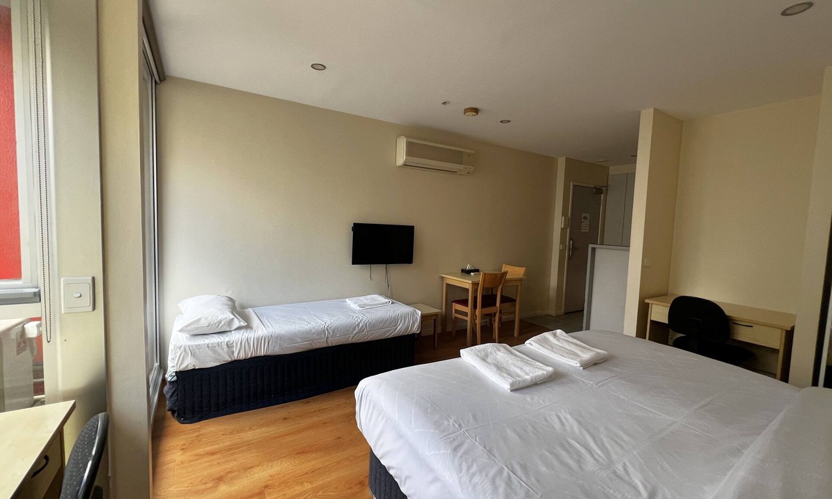 Carlton South Apartment | Central Melbourne Stay for 3 | Free Wi-Fi