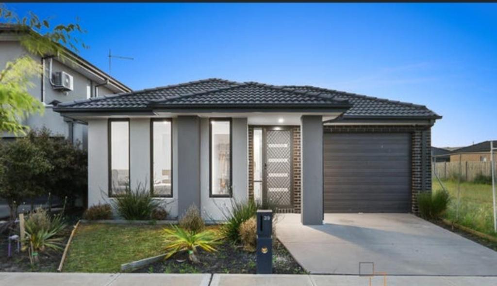 Clyde North House | Entire 4 bedroom Clyde North home., no sharing