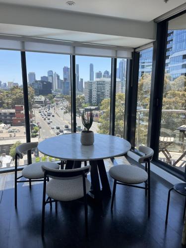 South Melbourne Apartment | Light-Filled Apartment with City Views, Office & Parking