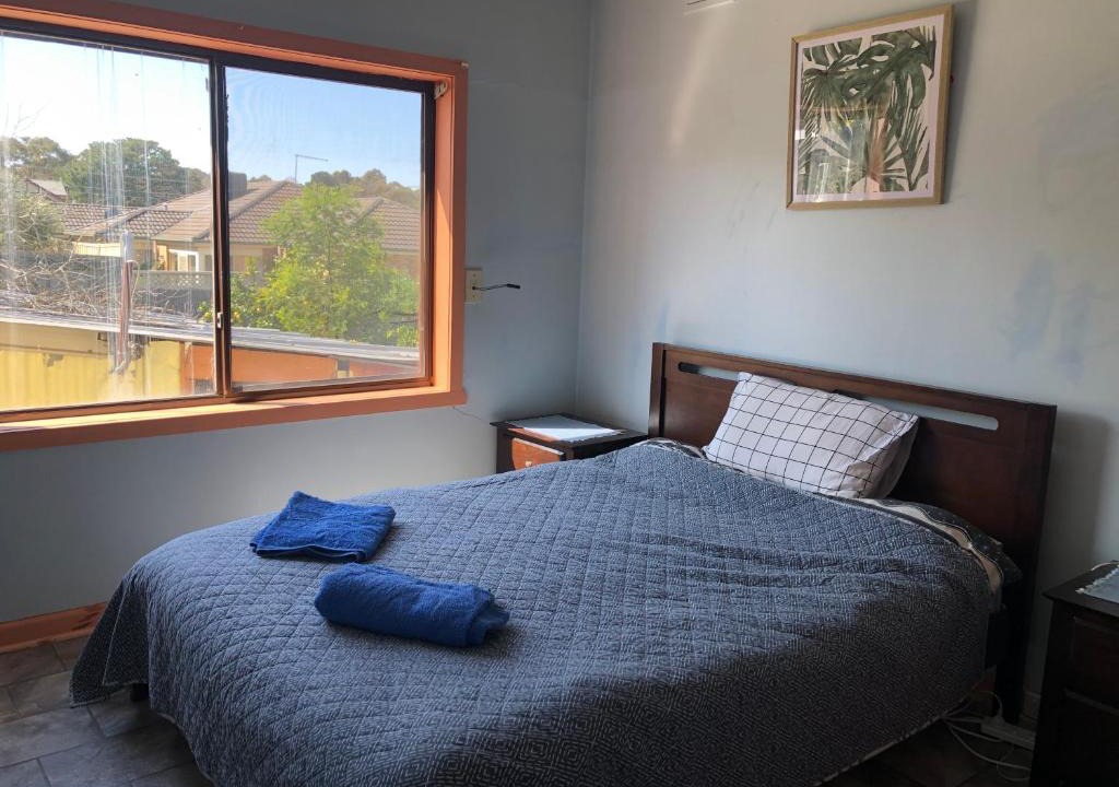 Pascoe Vale South House | Located halfway between the airport and City
