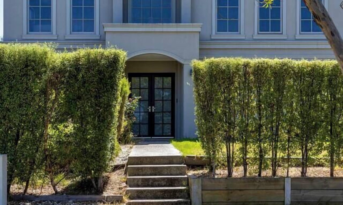 Mount Waverley House | Luxury Escape | 5BR, 3 Ensuites & Grand Spaces