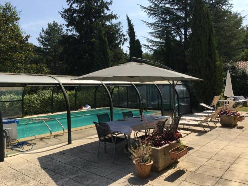 Baurech Apartment | Maison avec piscine Climatisation et jardin clôturé animaux, acceptés