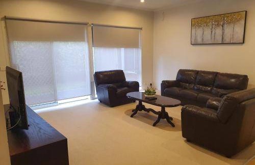Lynbrook House | 400 m² House ∙ 4 bedrooms ∙ 8 guests
