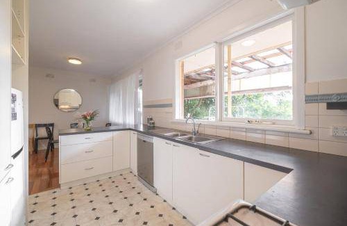 Doncaster East House | 700 m² House ∙ 2 bedrooms ∙ 4 guests