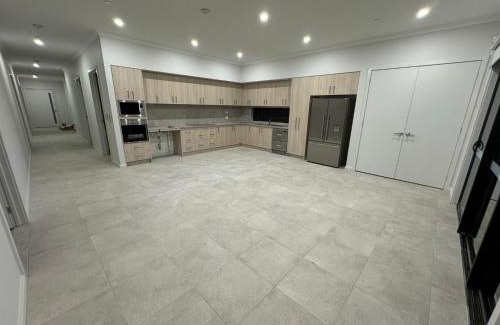 Clyde North House | Bright & Spacious 4BR Getaway