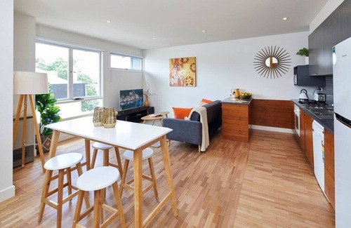 Carlton Apartment | Carlton Townhouse Walk to Hospital Uni & Parkiing