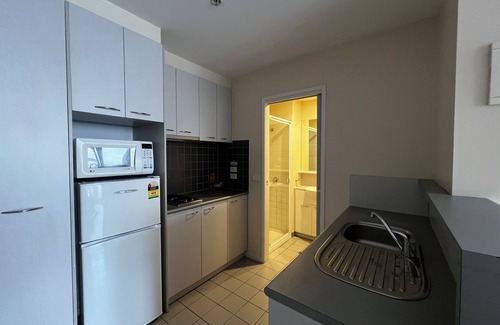 Carlton South Apartment | Central Melbourne Stay for 3 | Free Wi-Fi