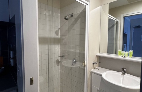 Carlton South Apartment | Central Melbourne Stay for 3 | Free Wi-Fi