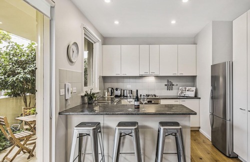 Malvern Apartment | Convenient and quiet in sophisticated Malvern