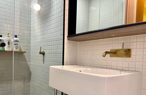 Carlton South Apartment | Exclusive Melbourne 2B2B Apartment with Netflix