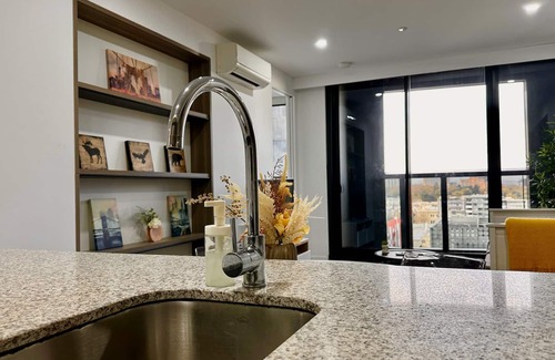 Carlton South Apartment | Exclusive Melbourne 2B2B Apartment with Netflix