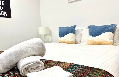 Carlton South Apartment | Exclusive Melbourne 2B2B Apartment with Netflix