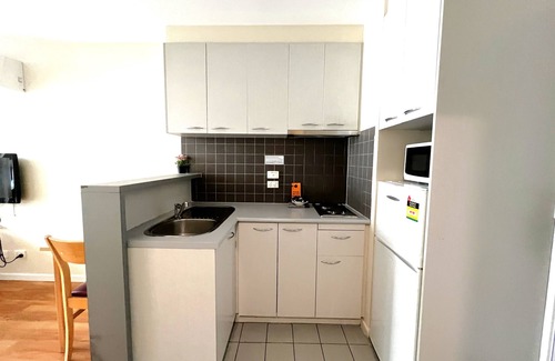Carlton South Apartment | King Studio | Sleeps 3 | CBD Stay w/Pool & Tram Access