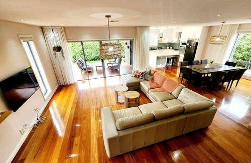 St. Albans House | Modern Masterpiece Beautiful St Albans 4BR Home