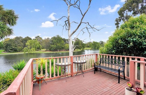 Rowville House | Rowville 3BR family Lakeside Retreat