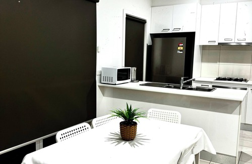 St. Albans House | 3-bedroom townhome in lovely St Albans, close to Melbourne airport with WiFi, AC
