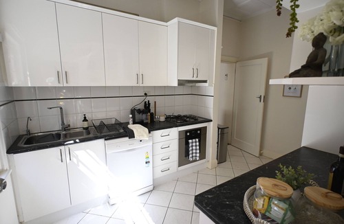 Glen Iris House | 3BR Glen Iris Gem – Sleeps 7, Near Train & Freeway with WiFi and AC