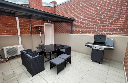 Glen Iris House | 3BR Glen Iris Gem – Sleeps 7, Near Train & Freeway with WiFi and AC