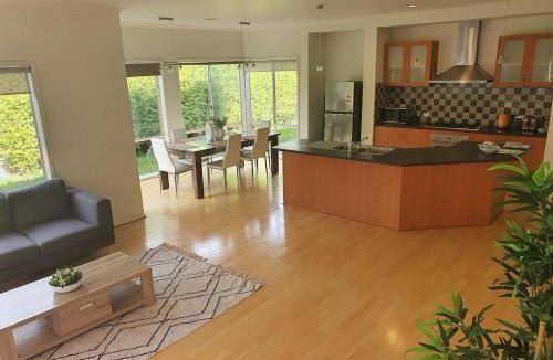 Lynbrook House | 400 m² House ∙ 4 bedrooms ∙ 8 guests