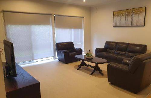 Lynbrook House | 400 m² House ∙ 4 bedrooms ∙ 8 guests