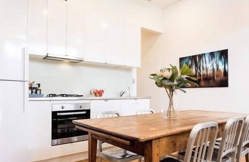 Albert Park Apartment | Albert Park Victorian House with Style and Art Gallery