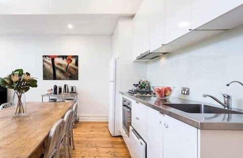 Albert Park Apartment | Albert Park Victorian House with Style and Art Gallery