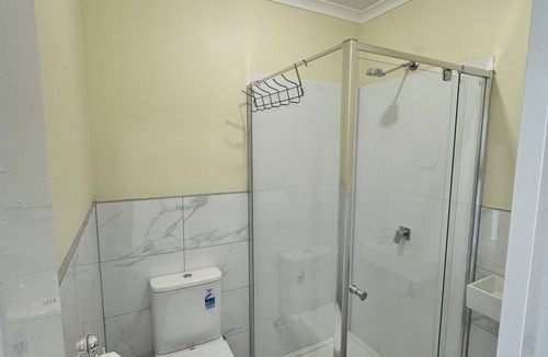 St. Albans House | Brandnew modern comfort room in a beautiful suburb