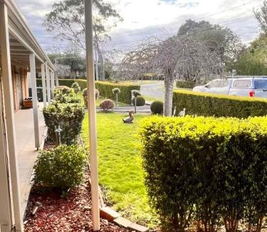 Knoxfield Villa | Bright & Quiet 1BR with Courtyard