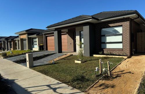 Clyde North House | Bright & Spacious 4BR Getaway