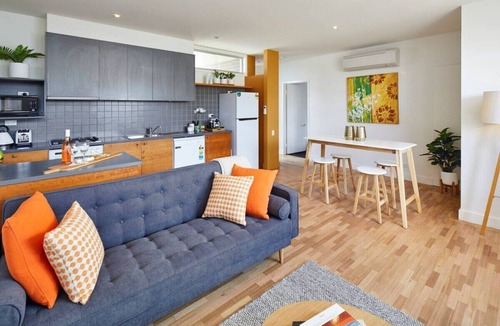 Carlton Apartment | Carlton Townhouse Walk to Hospital Uni & Parkiing
