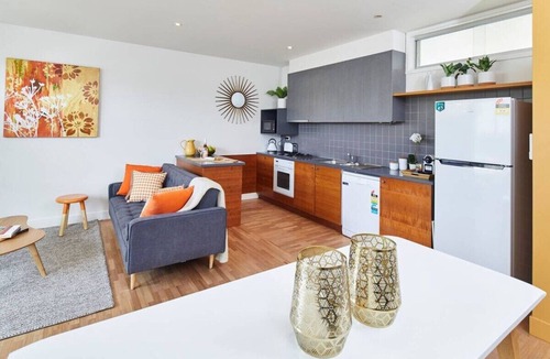 Carlton Apartment | Carlton Townhouse Walk to Hospital Uni & Parkiing