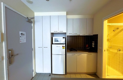 Carlton South Apartment | Central Melbourne Stay for 3 | Free Wi-Fi
