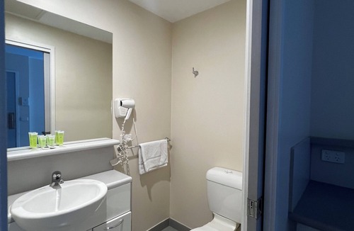Carlton South Apartment | Central Melbourne Stay for 3 | Free Wi-Fi