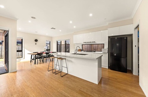 Keysborough House | Entire Cozy 4BR House with 2 Ensuites Keysborough
