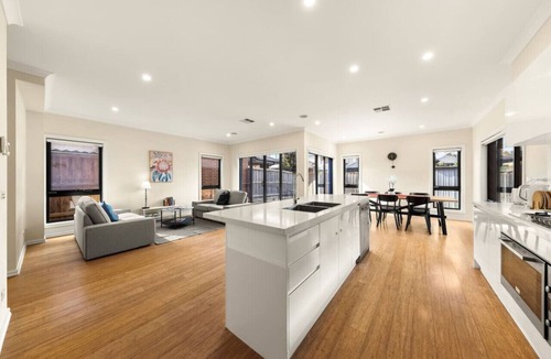 Keysborough House | Entire Cozy 4BR House with 2 Ensuites Keysborough