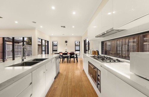 Keysborough House | Entire Cozy 4BR House with 2 Ensuites Keysborough