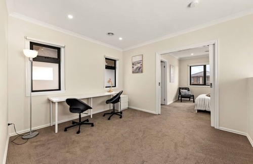 Keysborough House | Entire Cozy 4BR House with 2 Ensuites Keysborough