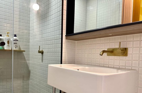 Carlton South Apartment | Exclusive Melbourne 2B2B Apartment with Netflix