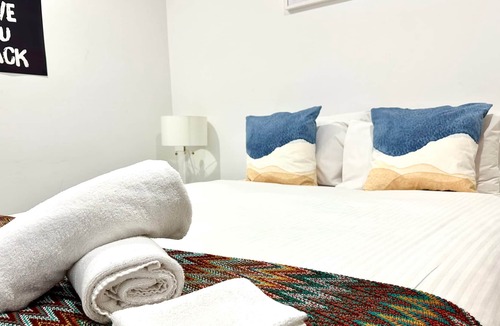 Carlton South Apartment | Exclusive Melbourne 2B2B Apartment with Netflix