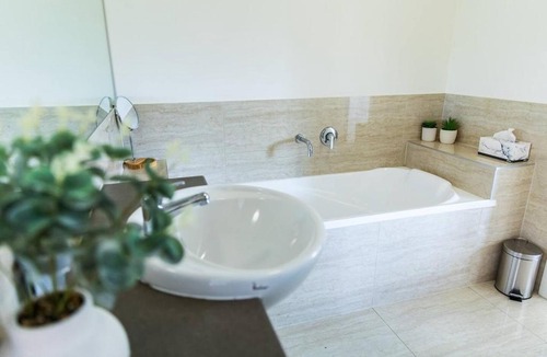 Ringwood House | Harvey a Stylish and Spacious Retreat in a Prime Location