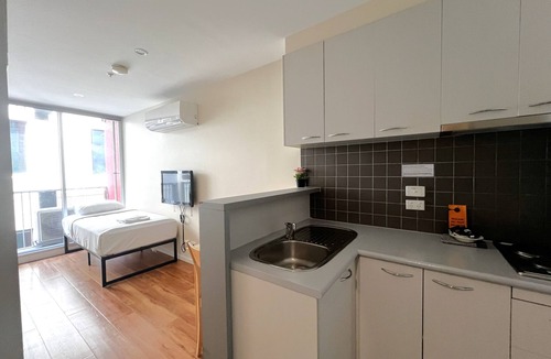 Carlton South Apartment | King Studio | Sleeps 3 | CBD Stay w/Pool & Tram Access