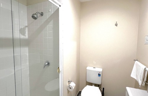 Carlton South Apartment | King Studio | Sleeps 3 | CBD Stay w/Pool & Tram Access