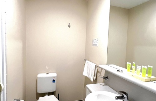 Carlton South Apartment | King Studio | Sleeps 3 | CBD Stay w/Pool & Tram Access
