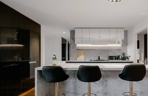 Melbourne Apartment | Luxury 4 Bedroom Apt - Parking, pool and views