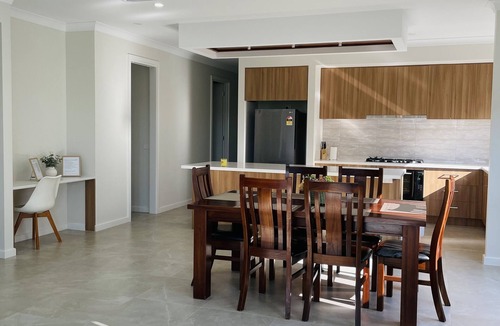 Melton South House | Luxury Home In Melton South- Free Parking And Wifi !