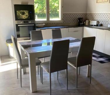 Baurech Apartment | Maison avec piscine Climatisation et jardin clôturé animaux, acceptés