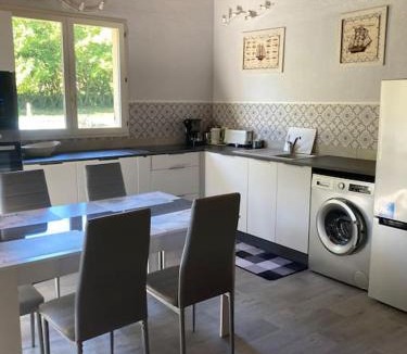 Baurech Apartment | Maison avec piscine Climatisation et jardin clôturé animaux, acceptés