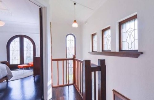 Middle Park Apartment | Middle Park Art Deco Gem + Beach, Park, Lake, Shops, Cafes & Trams.